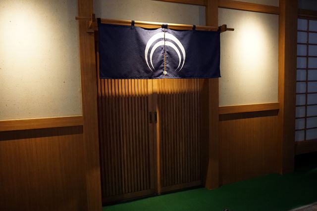 三日月さんの紋が描かれたのれんをくぐり、いざ本丸へ