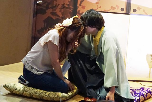 別の武将は、頭に手を沿えて耳もとでささやくなんてことも!