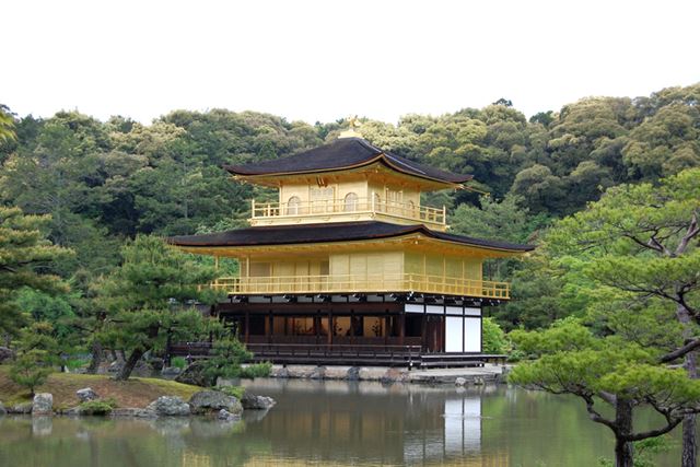 こちらは、夏ごろに撮影した鹿苑寺金閣。これから紅葉が色づくと、さらに美しい風景を楽しめます