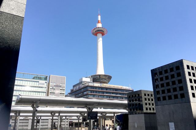 京都駅前の京都タワー。京都駅には連日、多くの外国人観光客の姿が見られます