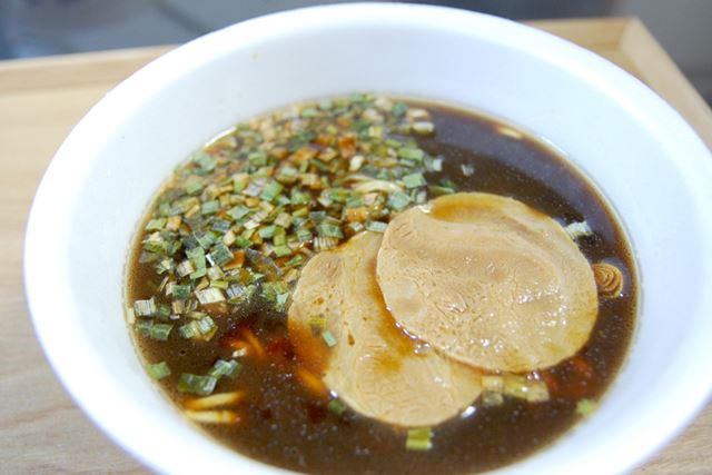 「新福菜館」カップ麺が完成! チャーシューがでかい!