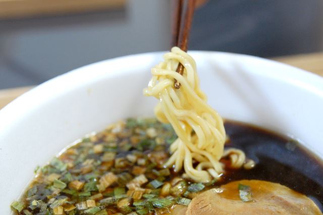 麺はノンフライ中極太麺を使用。食べ応えも十分です