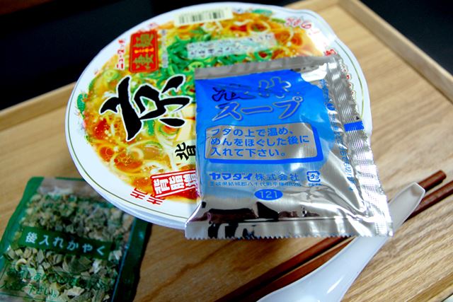内容量は124g(麺60g)。こちらも、お湯を入れて5分待てばできあがり