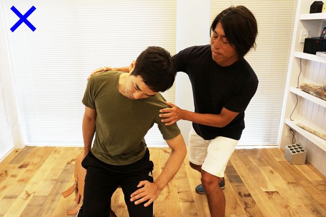 腕や体全体で持ち上げるのではなく、腹斜筋でまっすぐ引き上げるような感覚で体を傾けよう