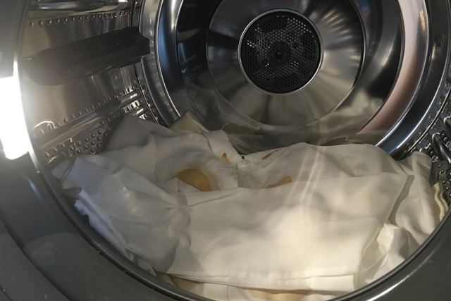 規定量のおしゃれ着用洗剤を入れて、汚れを付けた2枚をたたんで一緒に洗濯槽へ