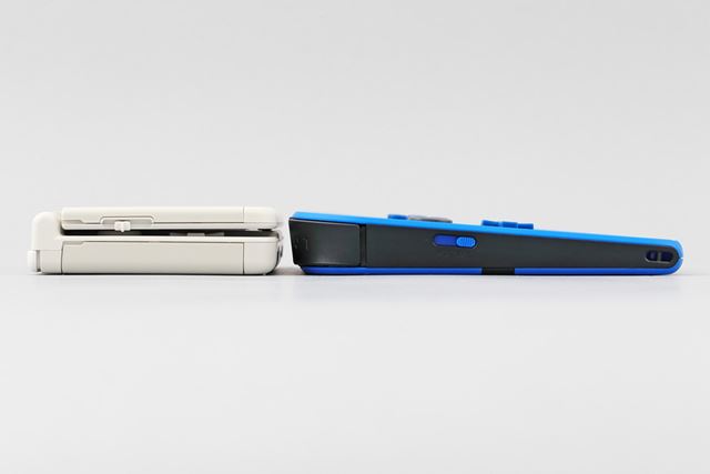 2DSは、手前が薄く奥側は厚みのあるデザインを採用。New3DSと2DSを並べて横から見るとわかりやすい