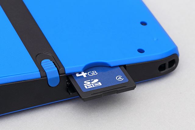 付属品として、4GBのSDHCカードが装着されている