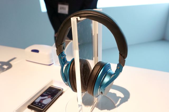 Bluetooth接続対応のATH-AR5BT。連続再生最大30時間という長時間バッテリーを実現している