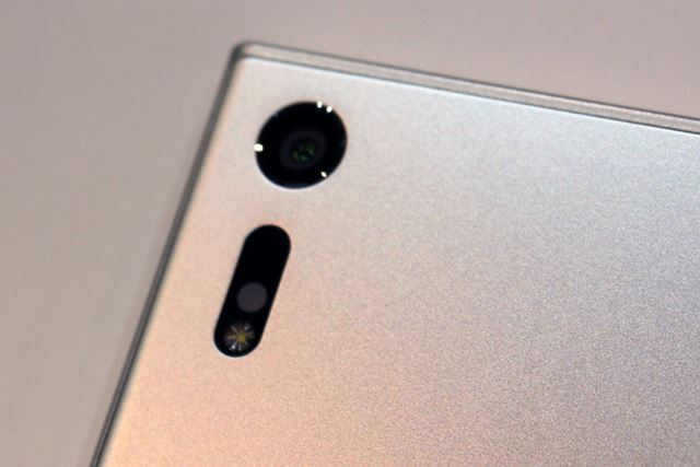 メインカメラには、レーザーAFセンサーとRGBC-IRセンサーが採用され、暗所での撮影に強い