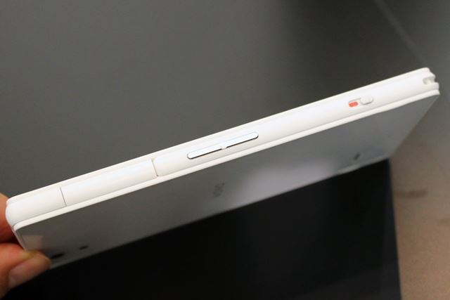 2枚の板でつぶされた餅のようなデザインがユニーク。赤く見えるスイッチはマナーモードの切り替えだ