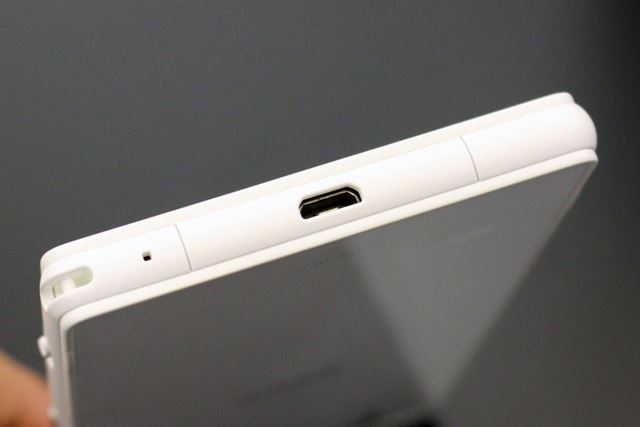 microUSBポートを搭載。低価格だがキャップレス防水なのがうれしい