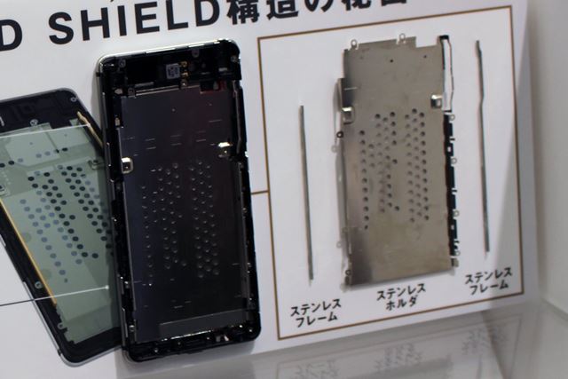 ボディ内部に丈夫なステンレス製のフレームが入れられており、ゆがみや衝撃に高い耐久性を実現している