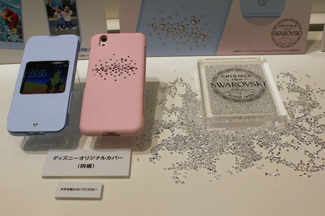 同梱されるケースには、スワロフスキー製のクリスタルがあしらわれ、水しぶきが表現されている