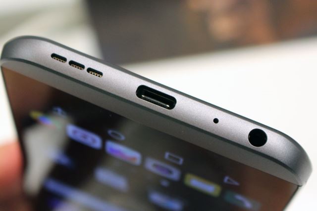 USB Type-Cポートを搭載、QuickCharge 3.0対応充電器と組み合わせることで急速充電も可能