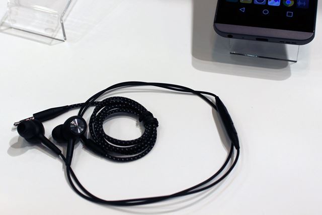 Bang&Olufsenブランドのカナル型イヤホンが同梱されており、高音質で音楽を楽しめる、とのことだ
