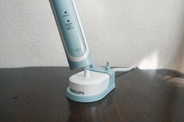 筆者愛用のPhilips電動歯ブラシ。金属の接点を用いない非接触方式で充電できる