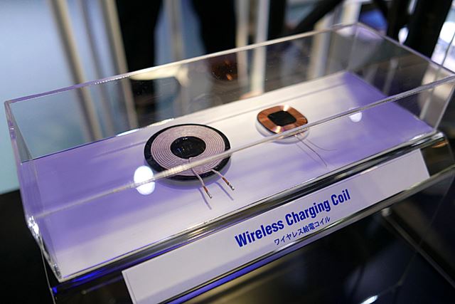 CEATEC2016会場にて、TDK社の展示より。電力を送受信する部品(コイル)
