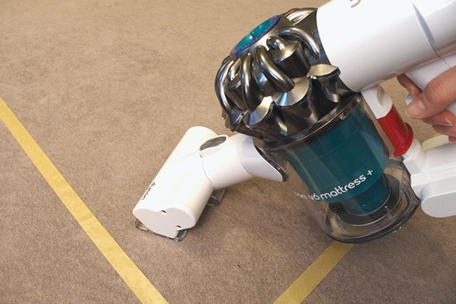 筆者も自宅のベッドで規定どおりにゴミを採取