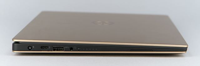 左側面。Thunderbolt 3/USB Type-C兼用端子やUSB 3.0端子、ヘッドホン出力を備える