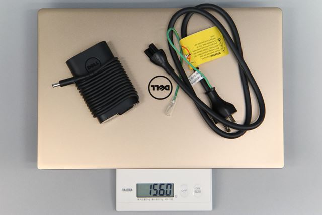 付属のACアダプターと充電ケーブルを合わせると1.56kg