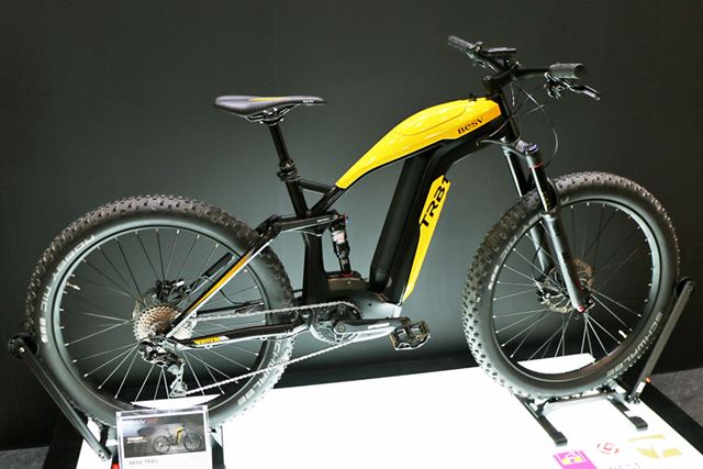バッテリーをビルトインした太いフレームを有する「BESV TRB1」は、バイクのような印象