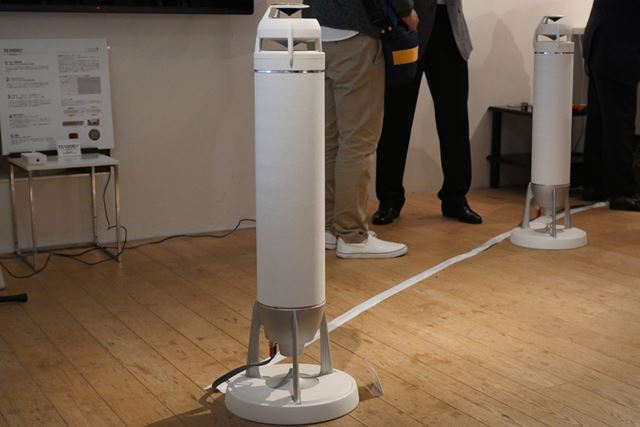 白漆喰仕上げの胴体。専用のインシュレーターも付属する。スピーカー端子はバナナプラグ