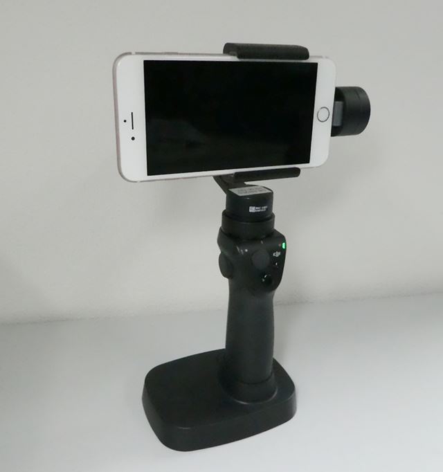 テーブルなどにOsmo Mobileを自立させることができる「Osmoベース」も利用可能だ