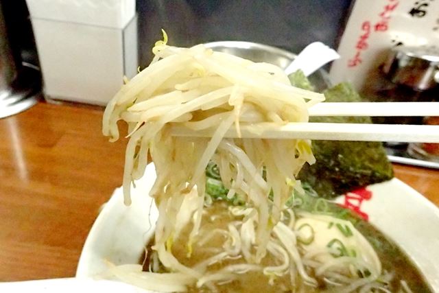 ラーメンの真ん中には、ゆでた細もやし。時間が経ってもシャキシャキで、とてもいいアクセントになります