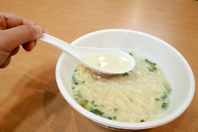 黒マー油を入れる前の状態。薄口ではあるものの、コクがあって、かなり美味しい!