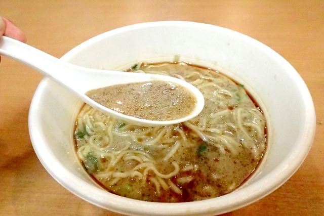 お店と同様に、2、3分経過すると、黒マー油がなじんで、スープ全体が茶色に変化してきました