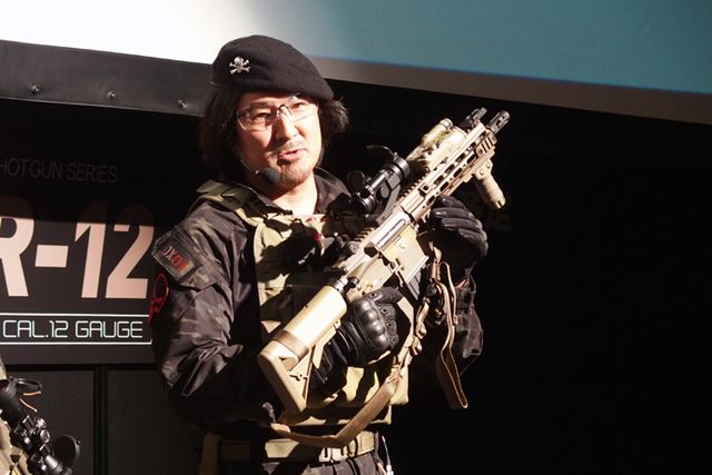 発表会に登壇した同社広報課の島村氏。手に持っているのは、CQB用カスタマイズを施したHK416 DELTA CUSTOM