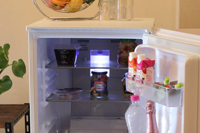 シルバー色の棚飾りと、グレー色の背面パネルで、奥行き感と落ち着き感を持たせている