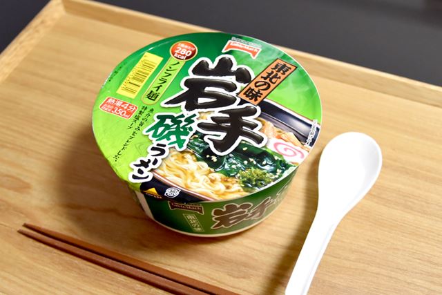 岩手磯ラーメンの内容量は104g(麺65g)。お湯を入れて、 4分待てばできあがりです