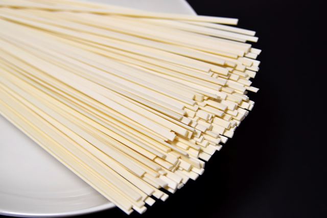 乾麺は、沸騰したお湯に麺を入れて10分ほどゆでると完成します