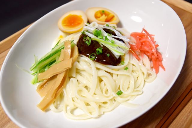 お好みの具材をトッピングして、じゃじゃ麺のできあがり!
