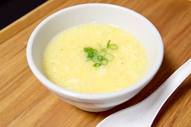 麺を食べ終わったお皿に、ゆで汁と溶き卵をトッピングしてチータンスープを作りました
