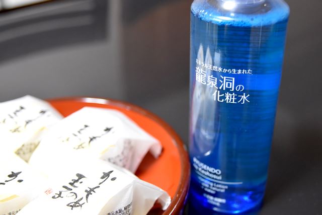 写真は、左から「かもめの玉子」(さいとう製菓)、龍泉洞の化粧水(岩泉乳業)