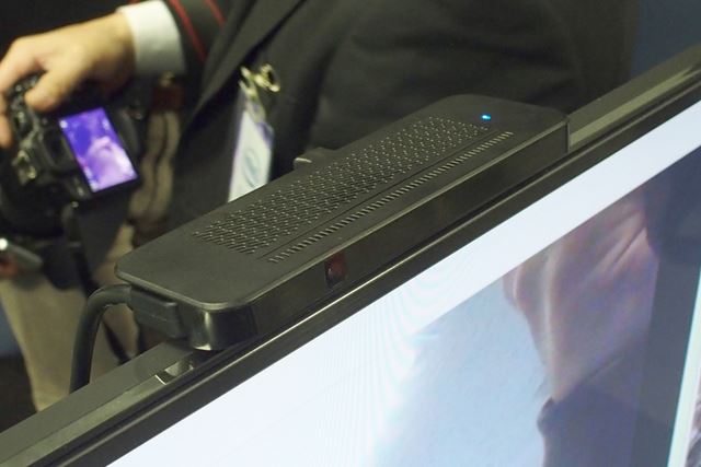 世界初のカメラ付きスティックPCをうたうSmart Camera。ディスプレイ上部に設置しての利用も可能だ