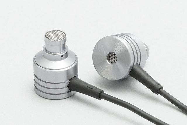 背面とノズル部に用意された、不要な音圧を逃すバスポート