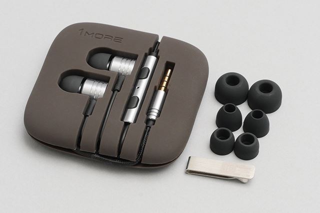 付属品は、シリコン製のイヤホンホルダー、全4サイズのイヤーチップ、ケーブルクリップ