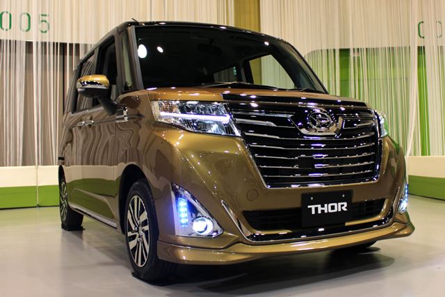 「トール カスタム」は、メッキパーツが多く採用され、見た目の迫力が増している
