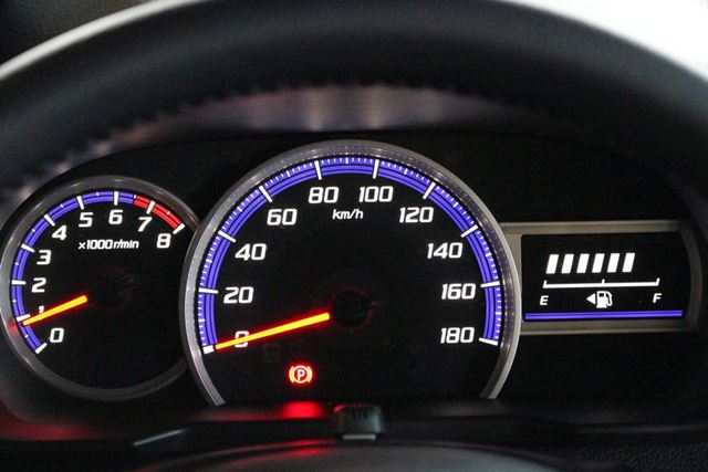カスタム系のインパネは、テックブルーと呼ばれる青いカラーリングが施されている