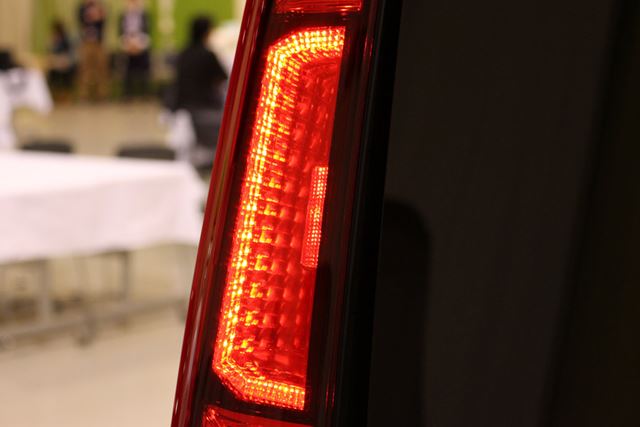 カスタム系のテールランプには、光源が立体的に見える「3D LED」ランプが採用されている