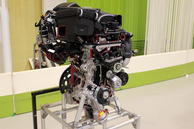 ターボエンジン「1KR-VET」は、72kW(98馬力)、最大トルク140Nmを発生。燃費は、21.8km/l(JC08モード)