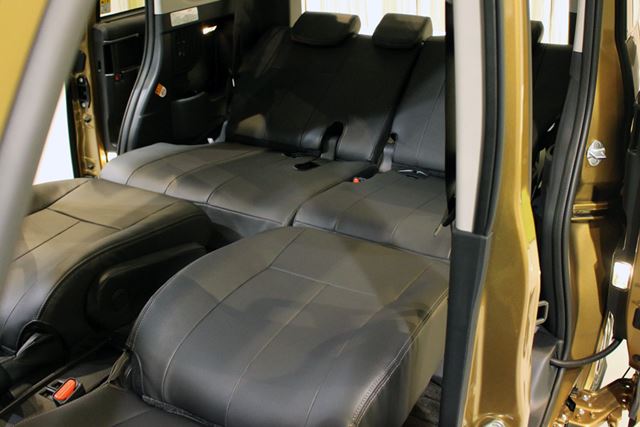 シートはフラットにもでき、いざとなれば車内泊も可能だ