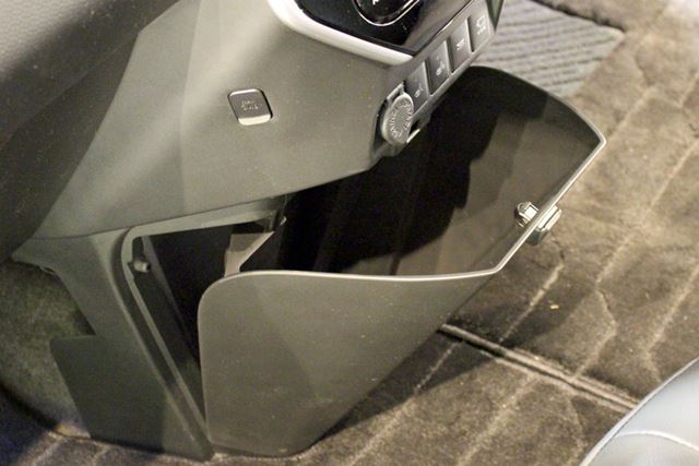 着脱可能で水洗いもできる大容量のゴミ箱も用意。車内のゴミをスッキリまとめておける