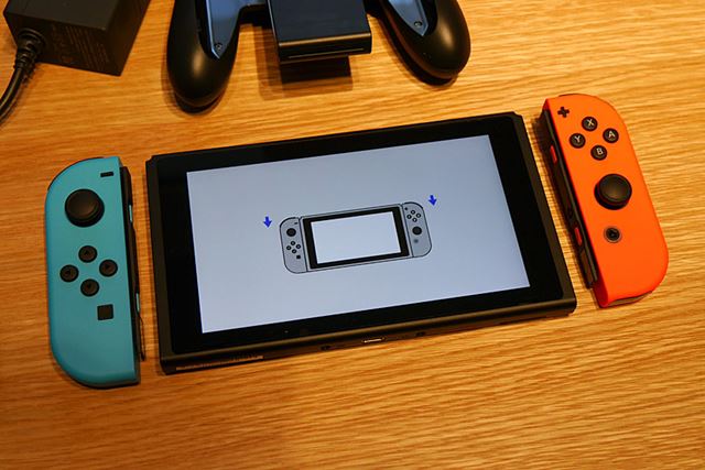 最初の画面には「Joy-Con」を取り付けを促す案内が表示されます