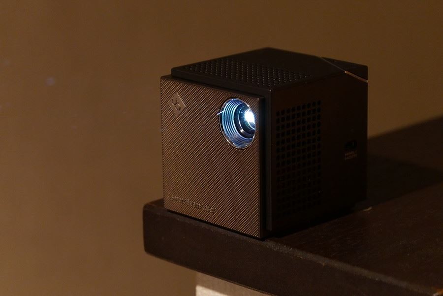ビジネスに、家庭内映画館に！ 超小型レーザープロジェクター「Smart Beam Laser」がステキ
