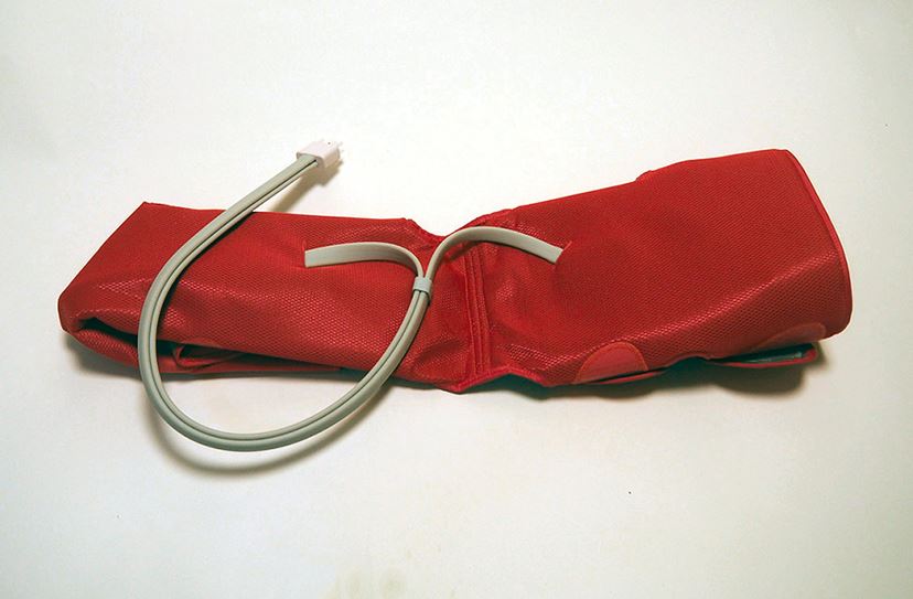 空気を通すホースは、アタッチメントの裏側から出ています。このホースは取り外しできません